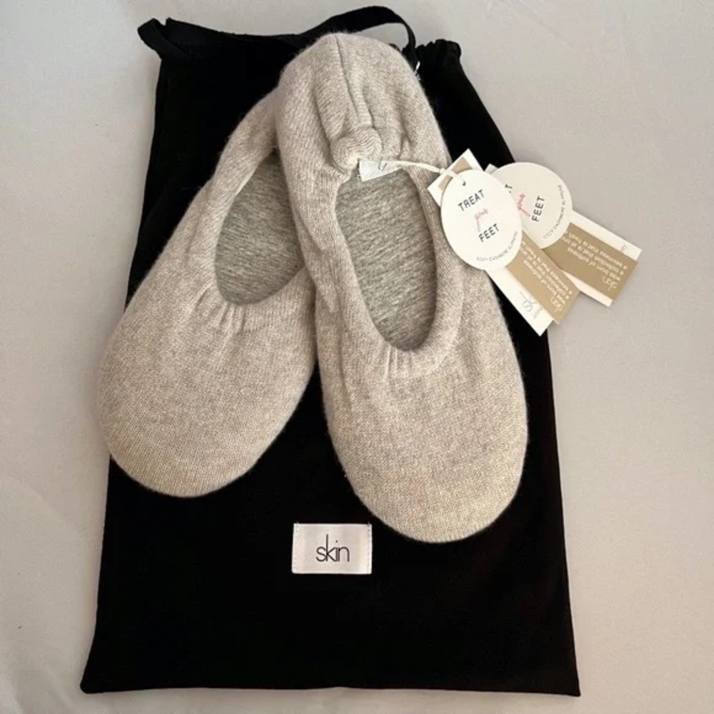 SKIN WORLDWIDE Heather
Grey Ballet style CASHMERE slippers W/ Travel bag sz XS